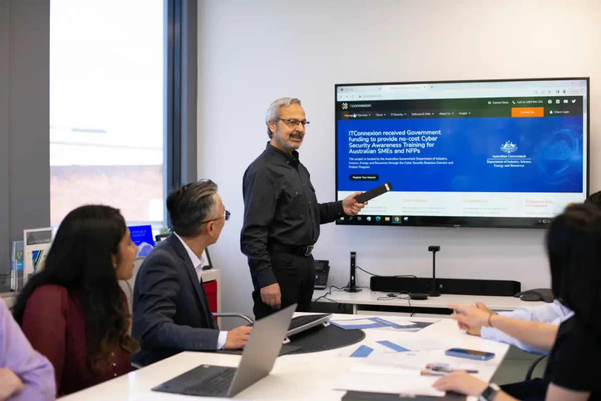 ITConnexion team member collaborating
